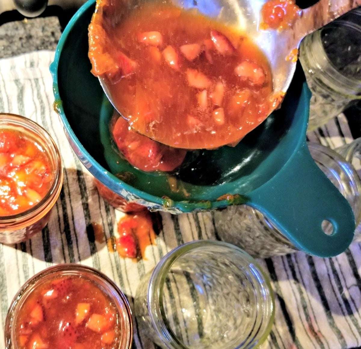 pour jam into jars