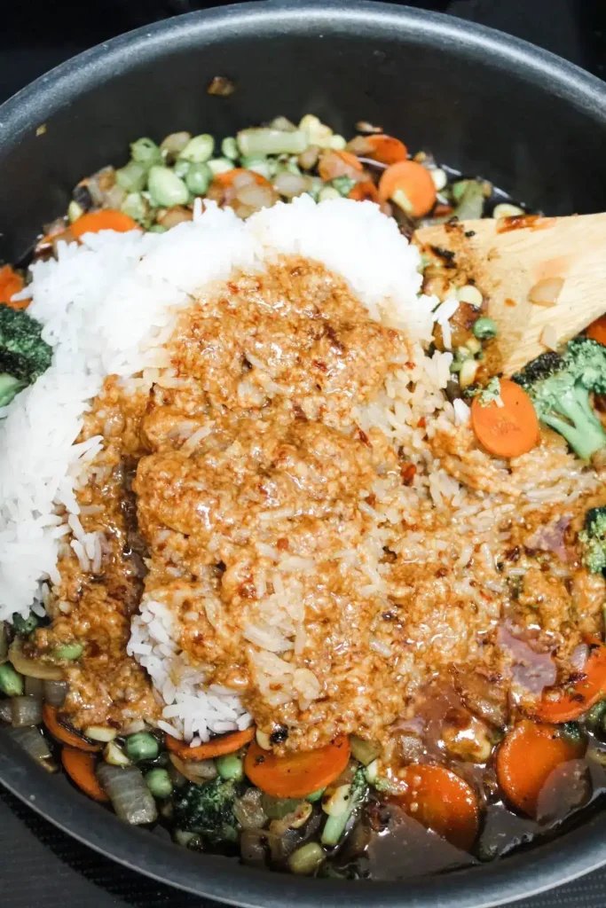 adding the sauce and jasmine rice to the saut&Atilde;&fnof;&Acirc;&copy;ed veggies