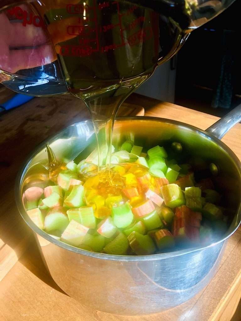 honey in a pot, Recipes for rhubarb sauce