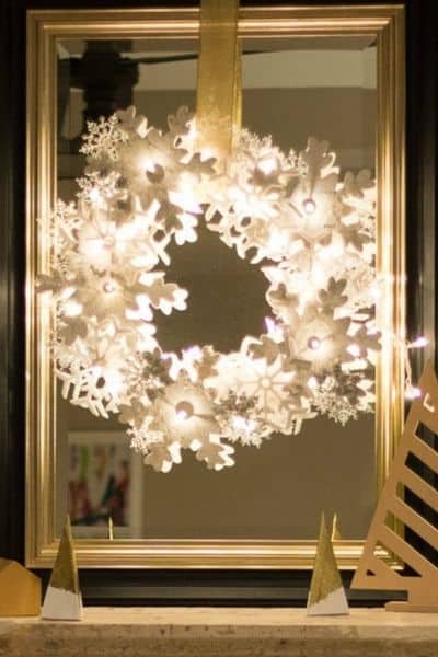 GLOWING SNOWFLAKE WREATH