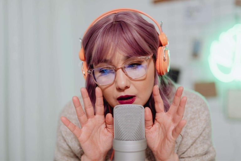 Blog vs Podcast – Which Content Option is Better For You?