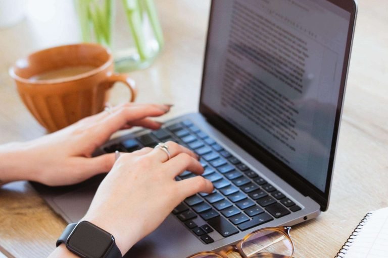 How to Stay Consistent With a Blogging Schedule