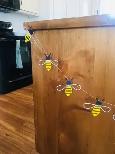 DIY Honey Bee Garland Decoration