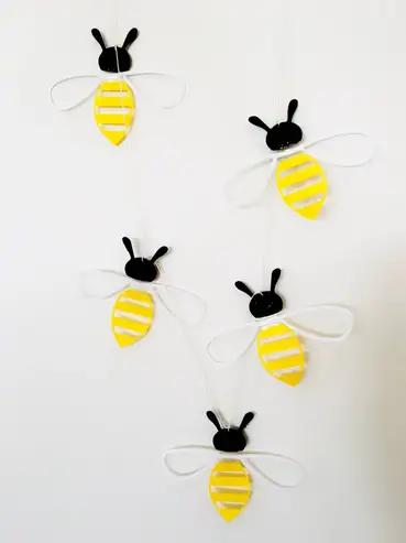 DIY Honey Bee Garland Decoration