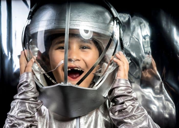 Astronaut helmet (pretend play)